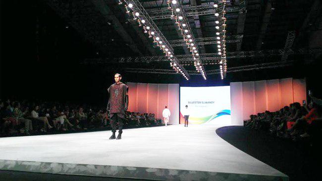 Indonesia Fashion Design kali ini mengangkat tema berwarna copper orange | foto: copyright vemale/yuni