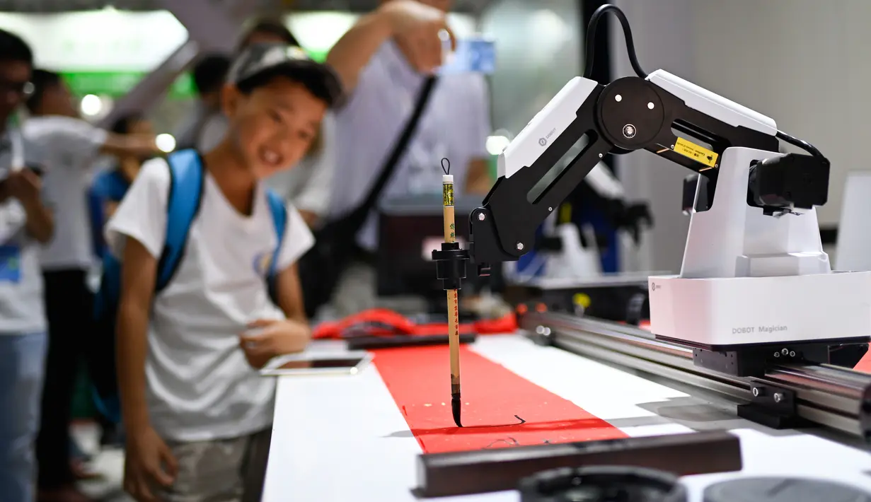 Lengan robot mendemonstrasikan pembuatan kaligrafi dalam Konferensi Robot Dunia 2019 di Beijing, China, Selasa (20/8/2019). (WANG Zhao/AFP)