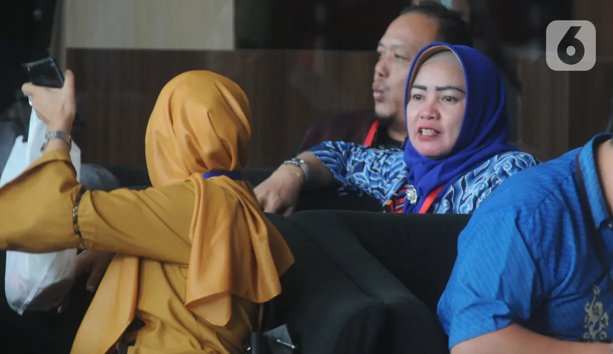 Anggota DPRD Kabupaten Muara Enim, Verra Erika (biru) duduk seusai menjalani pemeriksaan di Gedung KPK, Jakarta, Selasa (3/12/2019). Verra Erika diperiksa terkait kasus dugaan suap proyek-proyek di Dinas Pekerjaan Umum dan Perumahan Rakyat Kabupaten Muara Enim. (merdeka.com/Dwi Narwoko)