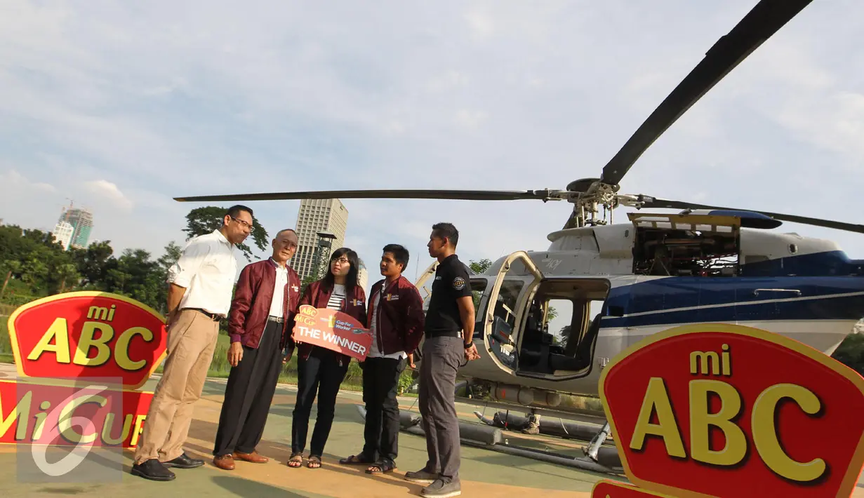 Head of Marketing PT ABC President Indonesia Nurkori (kiri) berbincang dengan pemenang program Cup for Worker Mi Cup ABC Nove Mianti Chandra (tengah) Jakarta, Jumat (03/6).(Liputan6.com/Angga Yuniar)