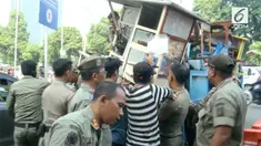 Petugas berasalan banyak PKL yang mengganggu ketertiban karena berjualan di trotoar.