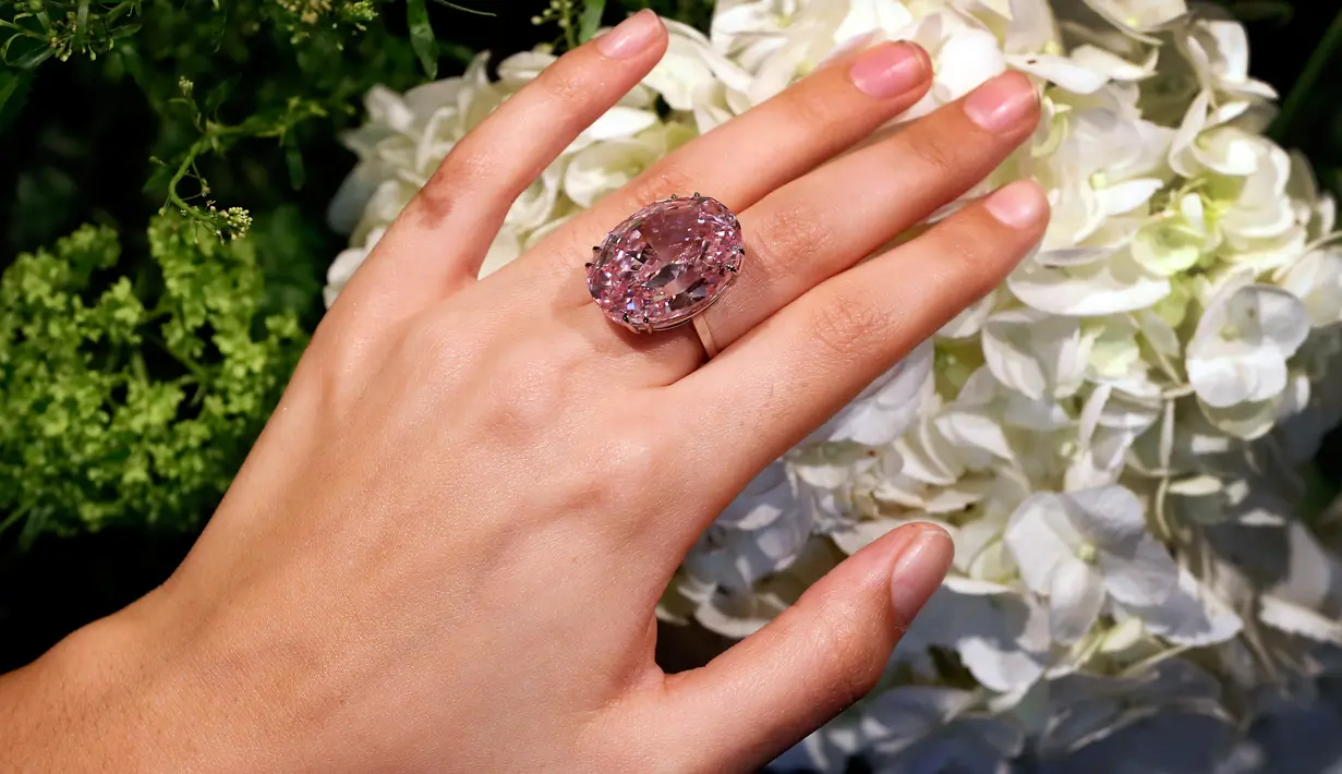 Seorang model mengenakan berlian berwarna merah muda yang dikenal sebagai "The Pink Star" sebelum dilelang oleh Sotheby di London, 20 Maret 2017. Berlian seberat 59,6 karat ini akan dilelang di Hong Kong. (AP Photo/Kirsty Wigglesworth)