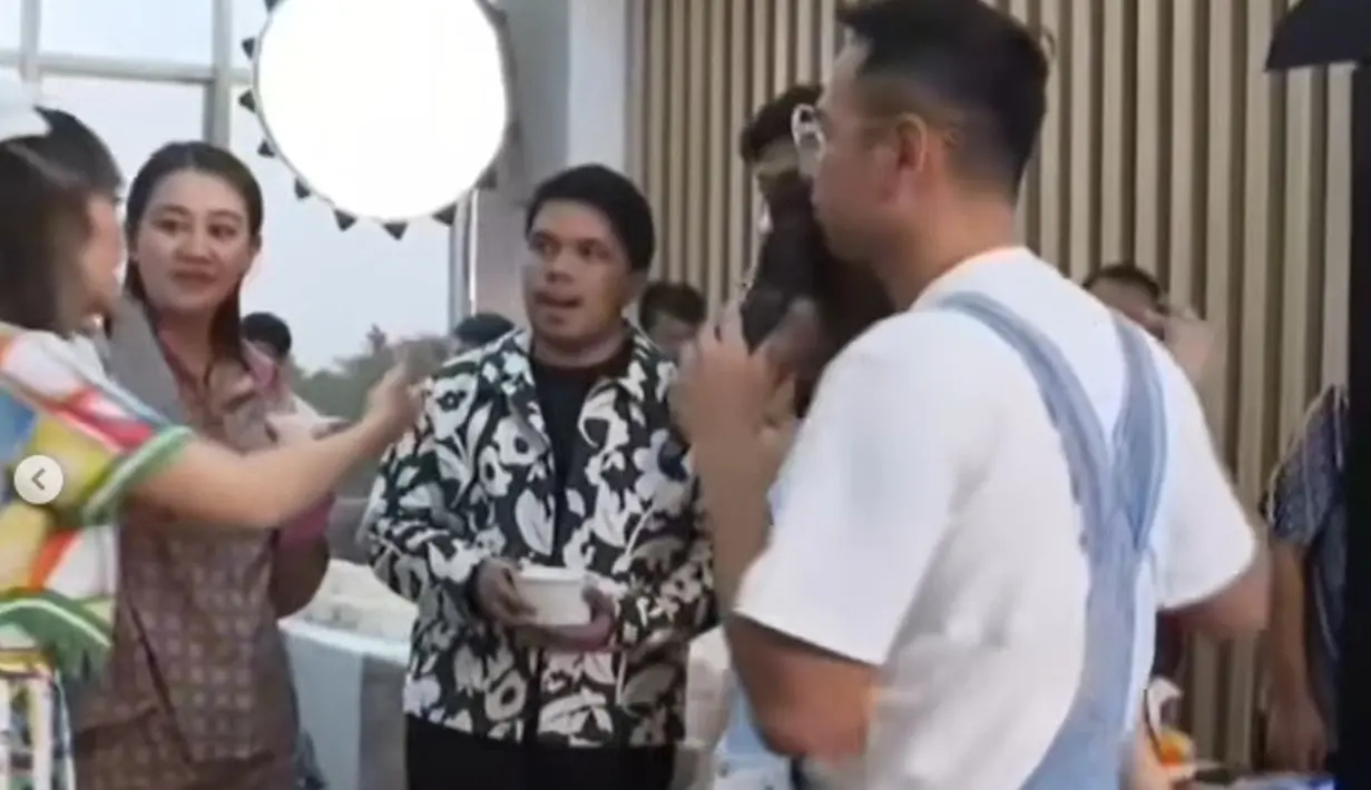 Aaliyah memilih atasan berkerah lengan panjang dan celana panjang yang serasi. [Foto: Instagram/lagibooming_indo]