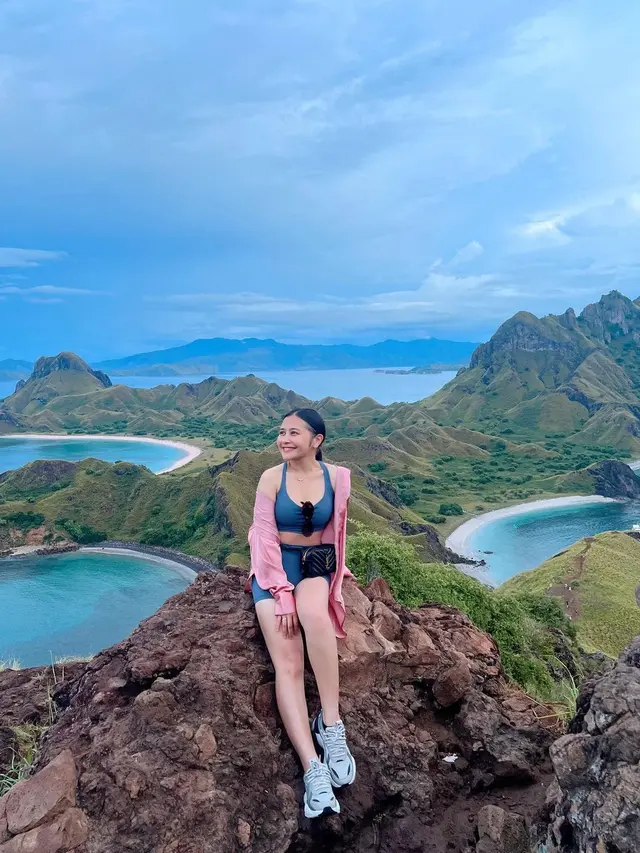 6 Potret Prilly Latuconsina Liburan ke Labuan Bajo, Unggah Foto Bareng Reza Rahadian