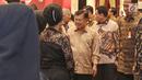 Wakil Presiden Jusuf Kalla saat menghadiri perayaan ultah pendiri PT Mustika Ratu Tbk, Mooryati Soedibyo di Jakarta, Jumat (5/1). Mooryati Soedibyo menggelar syukuran atas panjang yuswo atau panjang umur ke 90.  (Liputan6.com/Herman Zakharia)