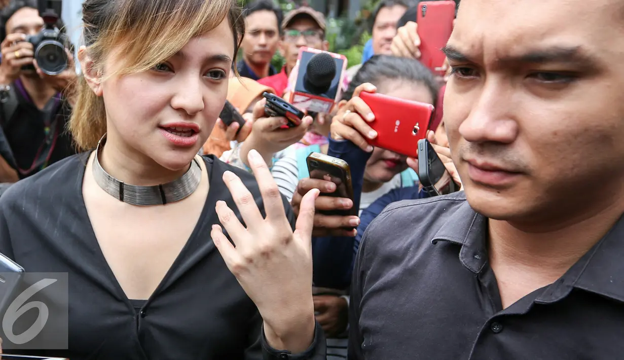 Marshanda didampingi Egi Jhon memberikan keterangan kepada awak media usai menjenguk ayahnya, Irwan Yusuf di Panti Sosial Bina Insani 2, Cipayung, Jakarta Timur, Senin (28/3). (Liputan6.com/Yoppy Renato)