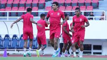 Para pemain Malut Unitedsaat melakukan pemanasan. (Gatot Sumitro/Bola.com)