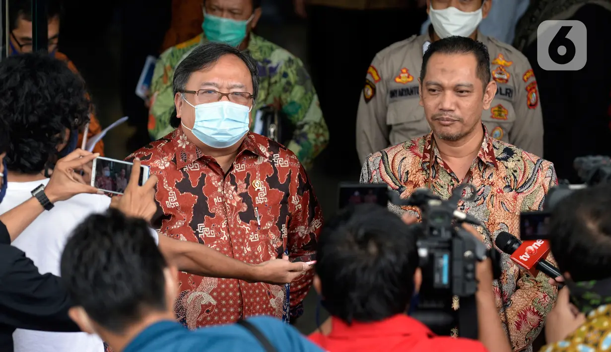 Menristek Bambang Brodjonegoro berjalan bersama Wakil Ketua KPK Nurul Ghufron menjawab pertanyaan wartawan usai melakukan pertemuan di gedung KPK, Jakarta, Selasa (16/6/2020). Pertemuan membahas mengenai hal terkait pendanaan penelitian riset teknologi inovasi. (merdeka.com/Dwi Narwoko)