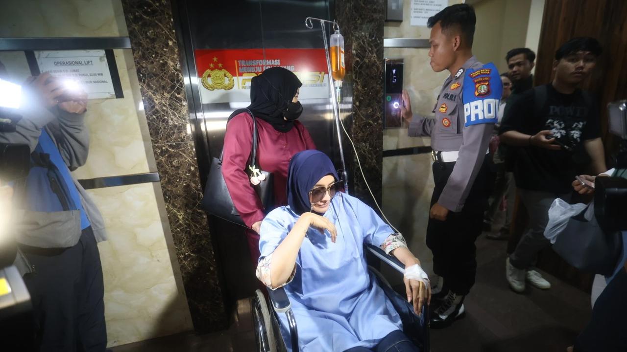 FOTO:  Berkursi Roda, Dokter Detektif Penuhi Panggilan Polres Jakarta Selatan