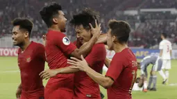 Para pemain Indonesia merayakan gol yang dicetak oleh Witan Sulaeman ke gawang Uni Emirat Arab (UEA) pada laga AFC di SUGBK, Jakarta, Rabu (24/10/2018). Indonesia menang 1-0 atas UEA. (Bola.com/M Iqbal Ichsan)