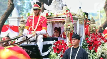 Kirab budaya Bendera Pusaka dalam rangka upacara peringatan detik-detik Proklamasi Kemerdekaan RI 17 Agustus 2023 melintas dari Monumen Nasional (Monas) ke Istana Merdeka, Jalan Medan Merdeka Utara, Jakarta Pusat, Kamis (17/8/2023). Bendera Pusaka dibawa oleh Kereta Kencana Ki Jaga Rasa. (Liputan6.com/Angga Yuniar)