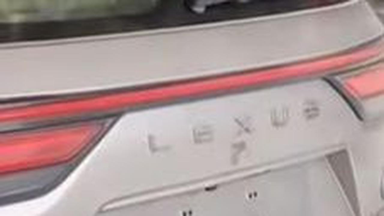 Penampakan Sampah Mobil Mewah di Arab Saudi, Lexus Miliaran Buat Manggul Rongsokan