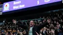 Suporter West Ham United merayakan kemenangan atas Blackburn Rovers dalam putaran kelima Piala FA di Stadion Ewood Park, Blackburn, (21/2/2016). (AFP/Lindsey Parnaby)