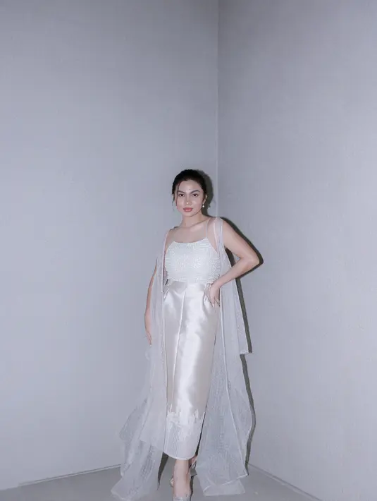 Ariel Tatum memesona dibalut atasan tank top penuh batu berkilauan, dipadu rok panjang dan outer tanpa lengan yang serasi. [Foto: Document/FIMELA]