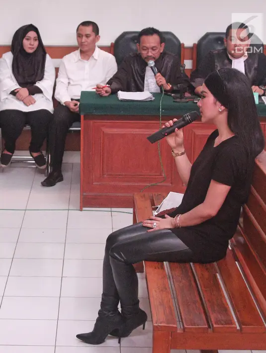 Penyanyi Syahrini membuka jaket yang dikenakannya saat menjadi saksi persidangan kasus First Travel di Pengadilan Negeri Depok, Senin (2/4). Merasa kegerahan, Syahrini meminta izin membuka jaketnya lalu kipas-kipas. (Liputan6.com/Herman Zakharia)