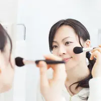 Ilustrasi memakai makeup/copyright shutterstock