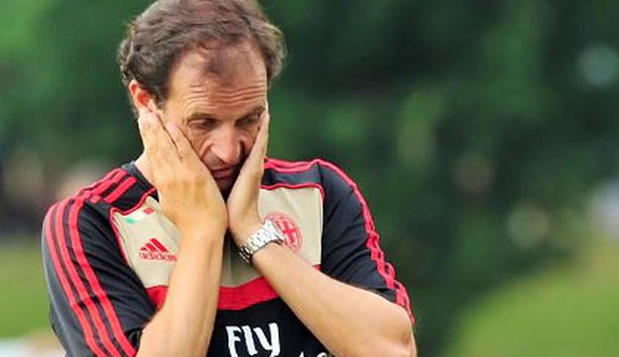 Ekspresi pelatih AC Milan Massimiliano Allegri saat memimpin latihan di kamp pelatihan Milanello di Carnago, 12 Juli 2011. AFP PHOTO/GIUSEPPE CACACE