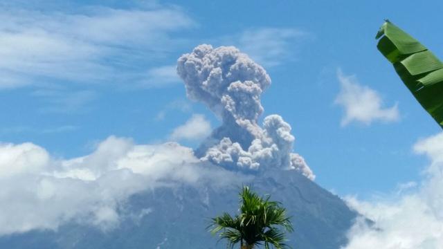 Gunung Agung Mulai Intensif Meletus Regional Liputan6 Com