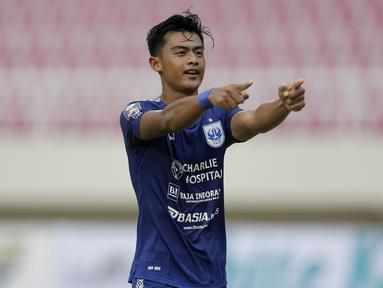 Bek PSIS Semarang, Pratama Arhan melakukan selebrasi usai mencetak gol ketiga ke gawang Persikabo 1973 lewat eksekusi penalti dalam laga matchday ke-2 Grup A Piala Menpora 2021 di Stadion Manahan, Solo, Kamis (25/3/2021). PSIS menang 3-1 atas Persikabo 1973. (Bola.com/Arief Bagus)