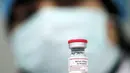 Pekerja laboratorium menunjukkan botol vaksin Sinovac di laboratorium Vacsera, Kairo, Mesir, Rabu (1/9/2021). Laboratorium Vacsera di Mesir membuat vaksin Sinovac China untuk mencegah penularan virus corona. (AFP/Khaled Desouki)