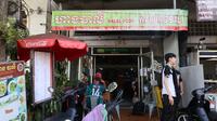 Restoran legendaris Indonesia, Warung Bali terletak cukup strategis yang berada di kota Phnom Penh, Kamboja. (Bola.com/Abdul Aziz)