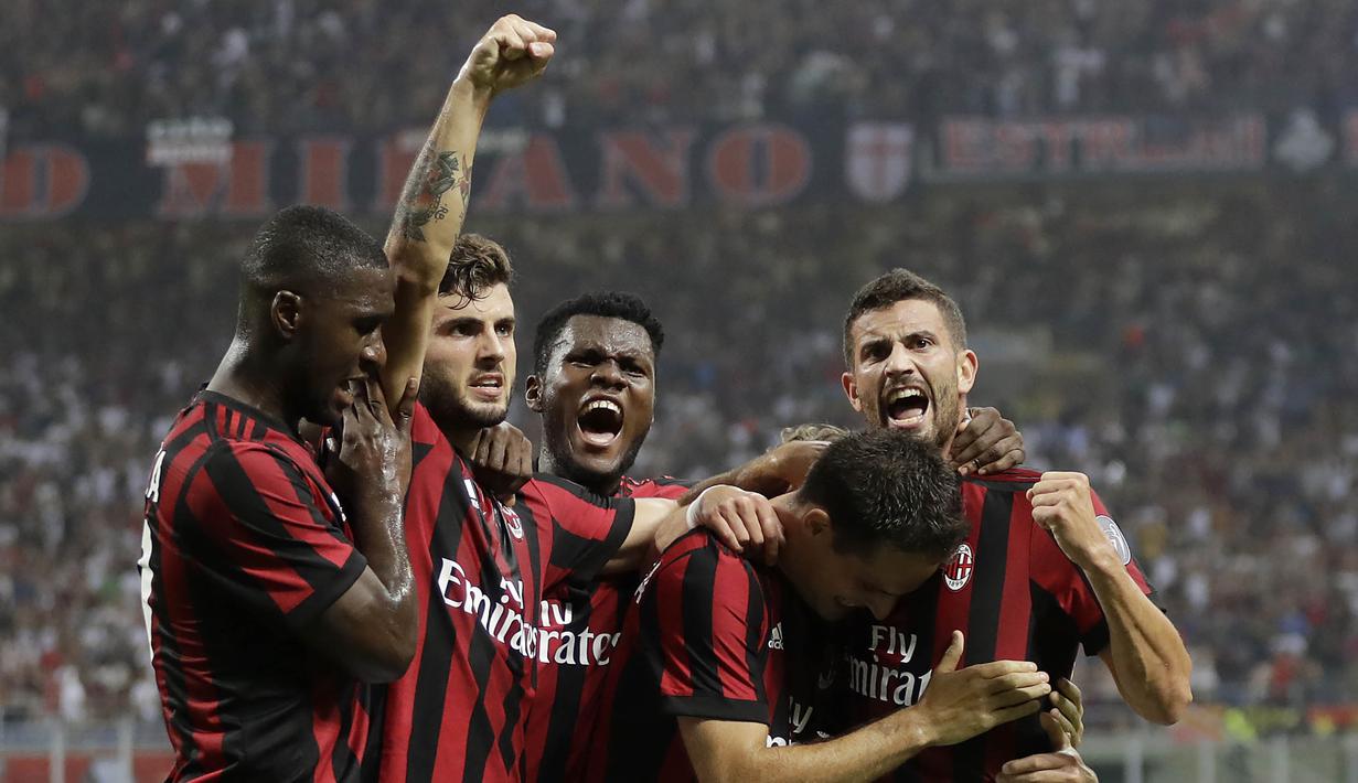 Meskipun AC Milan banyak mendatangkan pemain baru, namun sang pelatih, Vincenzo Montella, akan tetap memeberikan kepercayaan kepada striker muda ini untuk beraksi di musim depan. (AP/Antonio Calanni)