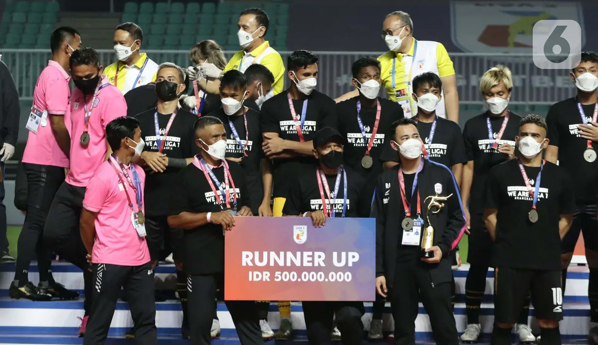 Pelatih kepala Rans Cilegon United, Rahmad Darmawan (tengah-depan) bersama CEO Raffi Ahmad usai laga Final Liga 2 Indonesia 2021 melawan Persis Solo di Stadion Pakansari, Bogor, Kamis (30/12/2021). (Liputan6.com/Helmi Fithriansyah)