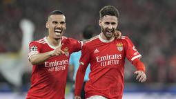 Gelandang Benfica, Rafa Silva (kanan) berselebrasi setelah mencetak gol ke gawang Club Brugge selama pertandingan babak 16 besar Liga Champions di stadion Luz di Lisbon, Portugal, Rabu (8/3/2023). Benfica menang telak atas Club Brugge 5-1 dengan agregat 7-1 sekaligus memastikan mereka lolos ke perempatfinal Liga Champions. (AP Photo/Armando Franca)