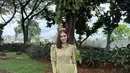 Syifa Hadju tampil cantik kenakan dress panjang dengan lace rumit berwarna hijau olive [@syifahadju]