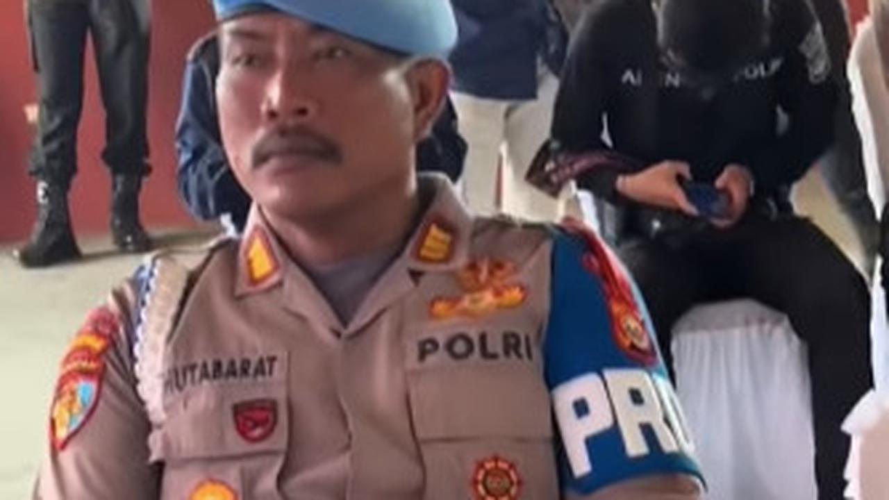 Melamun di Balik Sosok Seram dan Berkumisnya <br>