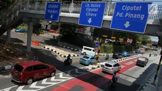 Sejumlah kendaraan melintasi Jalan Metro Pondok Indah, Jakarta, Senin (3/9). Penerapan sistem ganjil-genap di Jalan Metro Pondok Indah dihapus karena tidak ada kegiatan Asian Para Games di kawasan tersebut. (Liputan6.com/Johan Tallo)