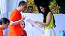 Pemain sinetron Nia Ramadhani memeriksa surat suara sebelum melakukan pencoblosan di TPS 32 Menteng, Jakarta Pusat, Rabu (9/4). Foto/Liputan6.com : Andrian Martinus Tunay