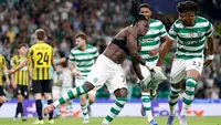Gelandang Portugal Sporting Lisbon #07, Geovany Quenda (tengah), merayakan bersama penyerang Brasil Sporting Lisbon #27 Alisson Santos (kanan) setelah mencetak gol keempat mereka selama pertandingan putaran pertama Liga Champions hari 1 antara Sporting CP dan Kairat Almaty di stadion Alvalade di Lisbon, Jumat (19-9-2025) dini hari WIB. (FILIPE AMORIM/AFP)