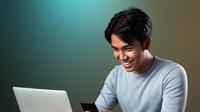Ilustrasi oknum melakukan penipuan online. (AI/DepositPhotos.com)