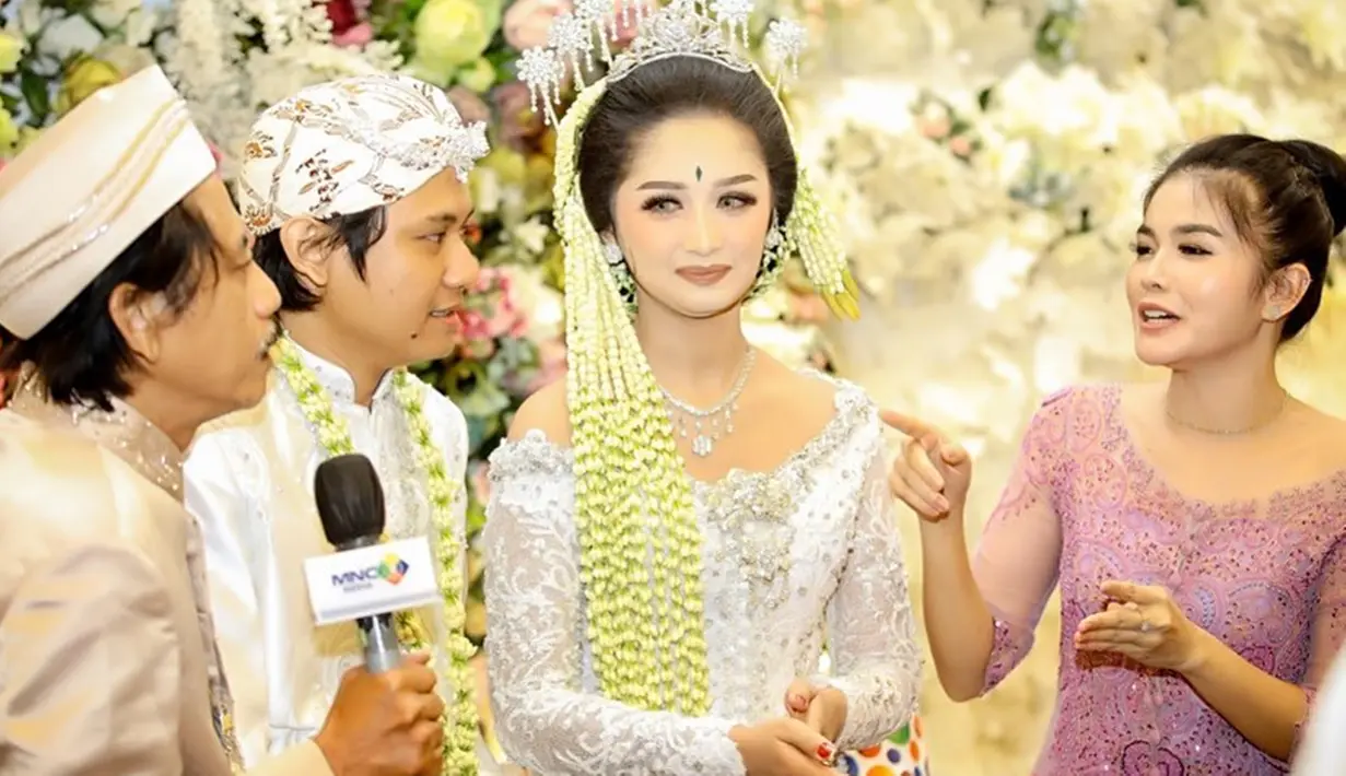 Momen pernikahan ini tak hanya menjadi kebahagiaan sepasang pengantin, namun juga Epy yang berhasil mengantarkan putranya hingga pelaminan. Di hari bahagia tersebut, Epy didampingi sang istri, Karina Ranau yang tampil cantik dalam balutan kebaya off shoulder nuansa ungu. (Liputan6.com/IG/@karinaranau9)