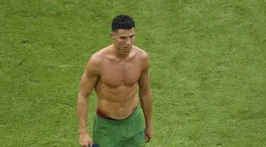 Penyerang Portugal, Cristiano Ronaldo meninggalkan lapangan usai melawan Jerman pada  pertandingan grup F Euro 2020 di Allianz Arena, Munich, Sabtu (19/6/2021). Portugal takluk dari Jerman dengan skor 2-4. (Matthias Hangst/Pool Photo via AP)