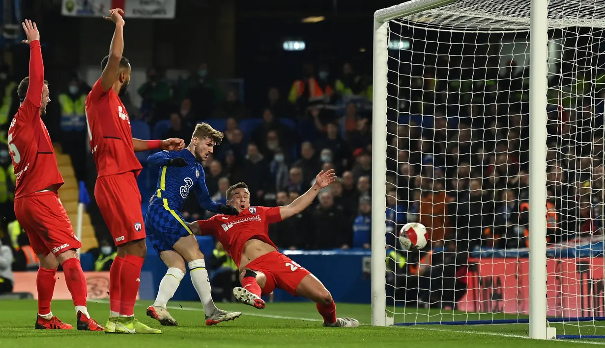 5-1. Kemenangan 5-1 Chelsea atas tamunya Chesterfield terjadi di putaran ketiga Piala FA 2021/2022, 8 Januari 2022. Kelima gol Chelsea dicetak oleh lima pemain berbeda, Timo Werner, Callum Hudson-Odoi, Romelu Lukaku, Andreas Christensen dan Hakim Ziyech. (AFP/Glyn Kirk)