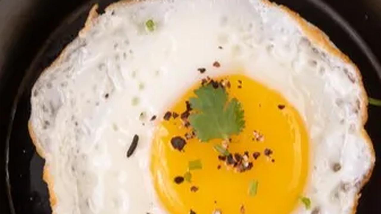 3. Telur: Vitamin D dari Kuning Telur<br>