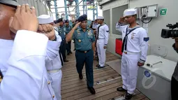 KSAL Laksamana TNI Ade Supandi (tengah) saat memimpin upacara penyambutan kedatangan KRI Rigel 933‎, di Dermaga JICT II, Pelabuhan Tanjung Priok, Jakarta, Jumat (15/5/2015). (Liputan6.com/Faizal Fanani) 