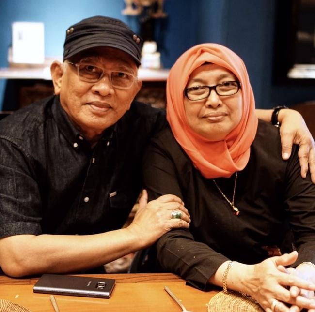 Gus Mus dan sang istri Siti Fatima sewaktu masih hidup/copyright facebook.com/Ahmad Mustofa Bisri