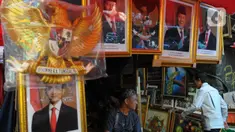 Pedagang bingkai foto bergambar presiden dan wakil presiden terpilih 2024-2029 menunggu pembeli di Pasar Baru Jakarta, Senin (22/4/2024). (merdeka.com/Imam Buhori)