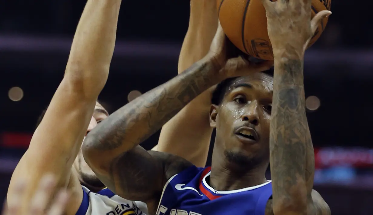 Aksi pemain Golden State Warriors, Klay Thompson (kiri) saat menghalangi gerakan pemain  Clippers, Lou Williams pada laga NBA basketball game di Staples Center, Los Angeles, (6/1/2018). Warriors 121-105. (AP/Alex Gallardo)