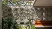 8 Inspirasi Taman Kering dengan Dinding Roster yang Instagramable, Cocok untuk Rumah Minimalis