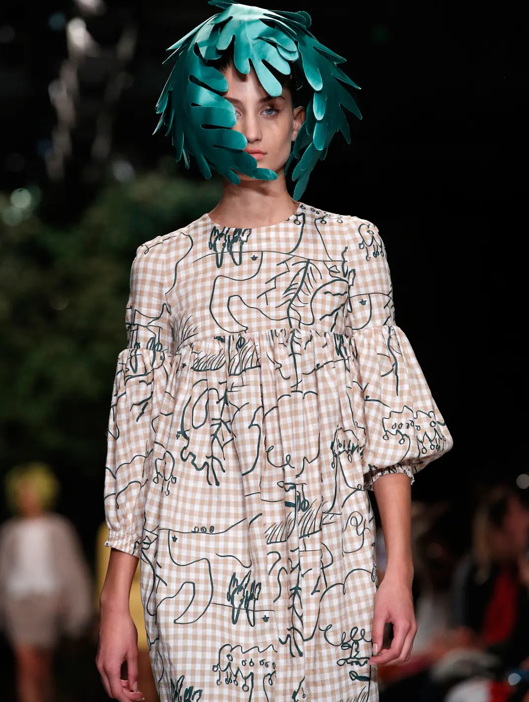 PHOTO: Ada Model dengan Rambut Daun Melenggang di Paris - Foto Liputan6.com