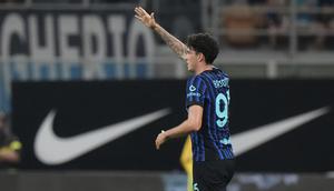 Pemain Inter Milan, Alessandro Bastoni, merayakan gol pembuka timnya pada pertandingan Serie A Italia melawan Torino di Stadion San Siro, Milan, Selasa (26 Agustus 2025). (AP Photo/Luca Bruno)