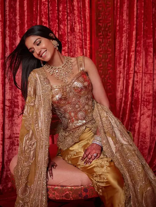 Radhika Merchant tampil memukau dengan gaya glamor di malam resepsi pernikahannya [@rheakapoor]