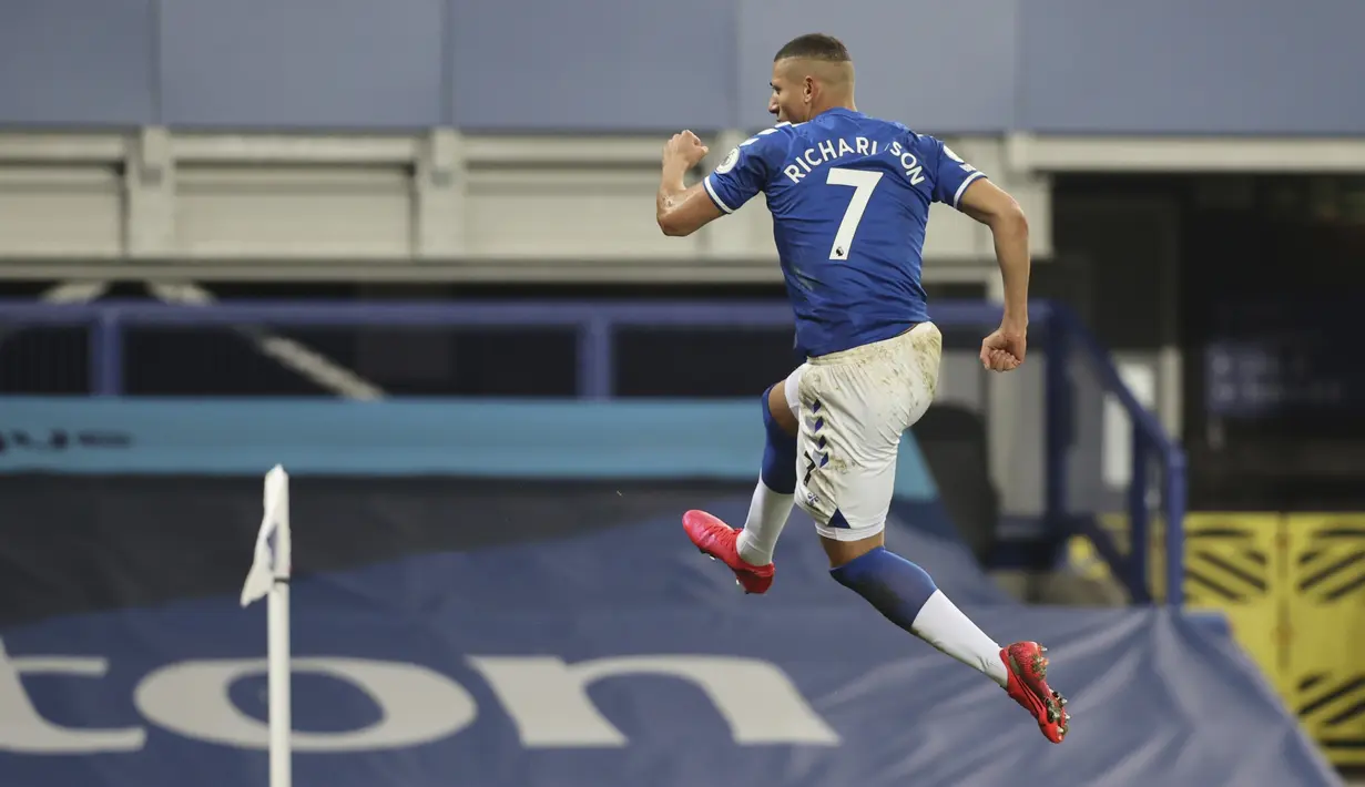 Penyerang Everton, Richarlison berselebrasi usai mencetak gol ke gawang Southampton pada pertandingan lanjutan Liga Inggris di Goodison Park di Liverpool, Inggris, Selasa (2/3/2021). Everton menang tipis atas Southampton 1-0. (Clive Brunskill / Pool via AP)