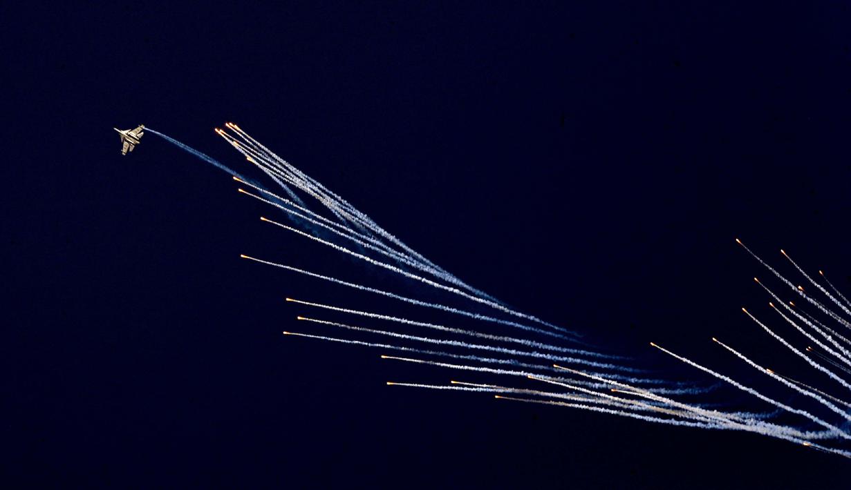 Sebuah pesawat tempur Angkatan Udara India Sukhoi Su-30 melepaskan tembakan selama parade Hari Angkatan Udara di Stasiun Angkatan Udara Hindon di pinggiran New Delhi, India, Kamis (8/10/2020). (AP Photo/Manish Swarup)