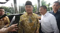 Ketua DKPP RI Jimly Asshiddiqie tiba untuk melakukan pertemuan dengan pimpinan KPK di Gedung KPK, Jakarta, Kamis (2/3). Kedatangan Jimly untuk beraudiensi terkait rencana diskusi pemberantasan korupsi ke depan. (Liputan6.com/Helmi Afandi)