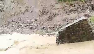 Musibah longsor dan banjir bandang yang terjadi di Dusun Ciangkrek, Sukabumi, menyebabkan akses vital termasuk jalan dan jembatan penghubung utama. (Foto: Istimewa).